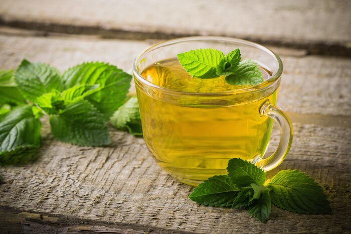 cups-of-tea-with-mint-on-wooden